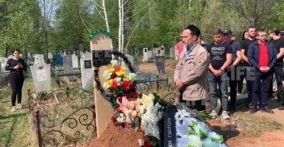 В Казани похоронили учительницу, закрывшую собой школьника во время стрельбы
