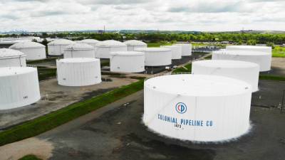 В США продолжаются проблемы с поставками топлива из-за атаки на Colonial Pipeline