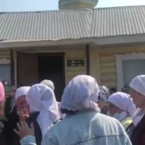 В Казани проходят похороны брата и сестры, погибших в атаке на школу