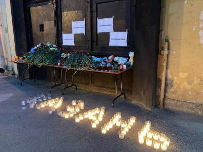Петербуржцы почтили память жертв стрельбы в казанской школе