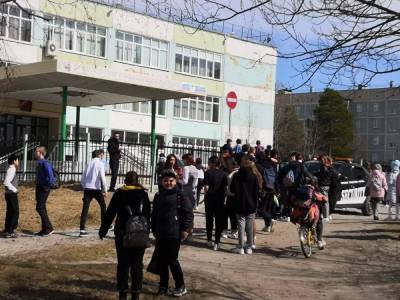 В Ноябрьске эвакуировали школу после обнаружения подозрительной сумки