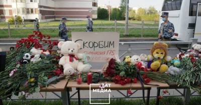 Охапки цветов, игрушки и слезы родных: в Казани хоронят погибших во время ужасной стрельбы в школе