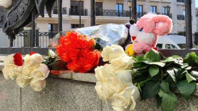 Бастрыкин возложил цветы у гимназии в Казани и почтил память погибших