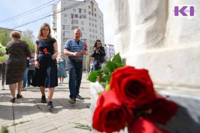 У памятника учителю в Сыктывкаре возник стихийный мемориал жертвам в Казани