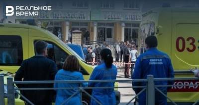У казанской гимназии, где вчера произошла стельба, продолжают собираться люди