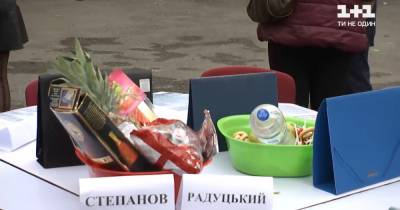 Медсестры в свой праздник пришли с пикетом в Минздрав и принесли миски с едой для министра