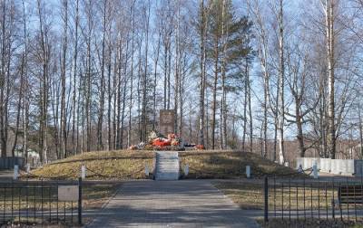 Сотрудники «Транснефть-Балтика» провели субботники на военных мемориалах Ленобласти