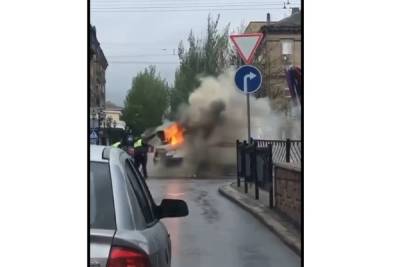 В центре Донецка загорелся автомобиль скорой помощи