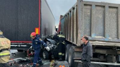 Фура смяла легковушку и протаранила грузовик в Ростовской области