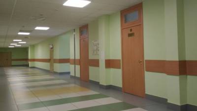 Власти Новгородской области обязали школы запирать входные двери на время уроков