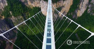 В Китае турист повис над пропастью: под ним развалился стеклянный мост