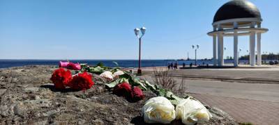 На камень скорби в Петрозаводске принесли цветы в память о погибших в Казани (ФОТО)