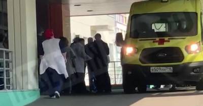 Пострадавших при стрельбе в школе перевозят из Казани в Москву — видео
