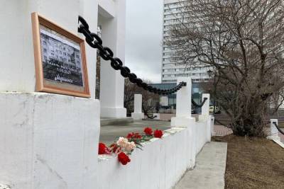 Мурманчане почтили цветами память о жертвах трагедии в Казани