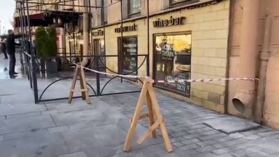В центре Петербурга очередной кусок лепнины рухнул на козырёк ресторана