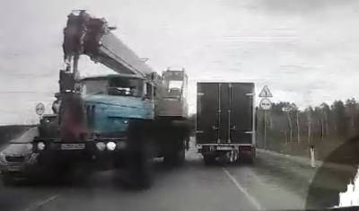 На трассе Тюмень - Тобольск автокран Урал вылетел на полосу встречного движения
