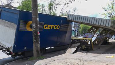 Вырвал с асфальтом: в Днепре грузовик снес остановку – видео, фото