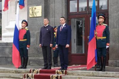 Глава Башкирии возложил цветы к памятнику «Они отстояли Родину» в Луганске