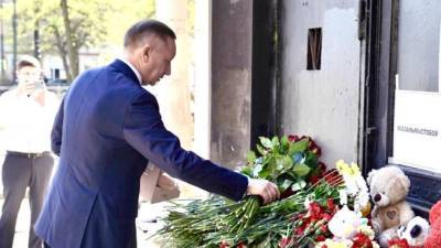 Губернатор Петербурга почтил память погибших школьников в Казани