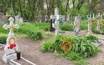 На Полтавщине дети устроили на кладбище вечеринку