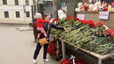Москвичи несут цветы к зданию представительства Татарстана