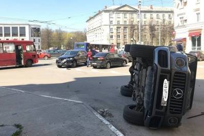 Авария года: в Ярославле маршрутка завалила на бок «Мерседес Геленваген AMG»