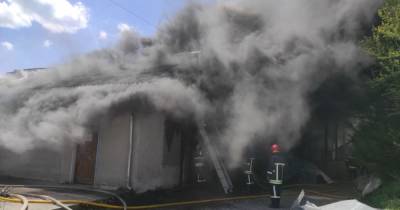 Масштабный пожар видно издалека: в Ивано-Франковске вспыхнули склады (фото)
