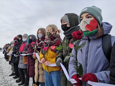 Петербургскую художницу оштрафовали за «цепь солидарности» в День всех влюбленных