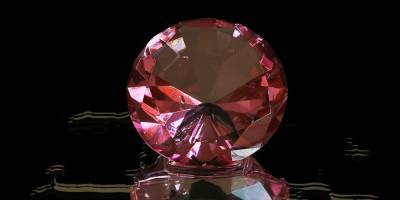 Редкий пурпурно-розовый бриллиант собираются продать за 38 млн долларов