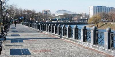 В Харькове парень сбросил шар в воду с Набережной – акт вандализма попал на видео - ТЕЛЕГРАФ