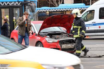 Авария с участием трех автомобилей произошла в Западном округе Москвы