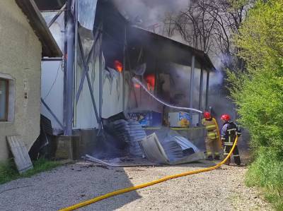 Огонь был виден за десятки километров: в Ивано-Франковске бушевал крупный пожар – видео