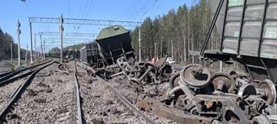 МЧС Карелии показало аварию на железной дороге, где с рельсов сошли 19 вагонов (ФОТО и ВИДЕО)