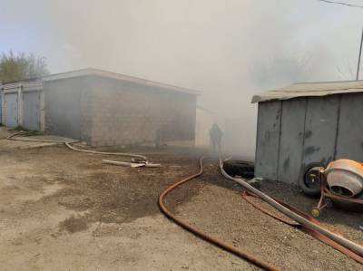 49 человек тушили горящие гаражи на улице Строителей