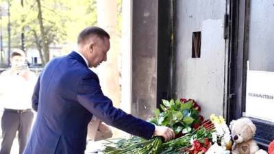 Беглов возложил цветы к мемориалу жертвам трагедии в казанской гимназии