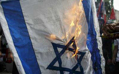 В Германии перед синагогами сожгли флаги Израиля