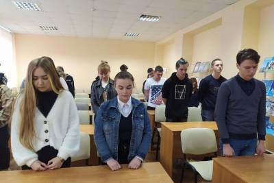 Во всех учебных заведениях Тамбовской области почтили память жертв трагедии в Казани