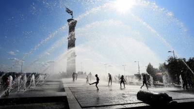 Петербуржцы переживают самый жаркий в истории день у стен Петропавловки