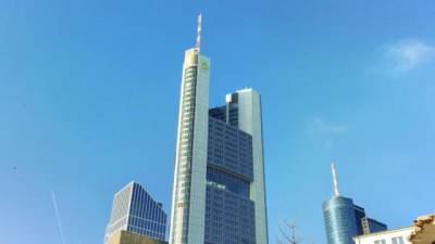 Commerzbank получил прибыль в 1-м квартале против убытка годом ранее