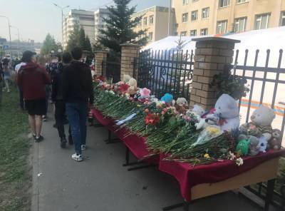 Фоторепортаж: Жители Казани почтили память погибших школьников