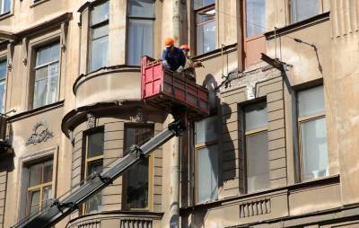 В Петербурге на Смольном проспекте куски аварийного балкона упали прямо на машины чиновников