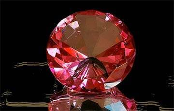 В Гонконге на продажу будет выставлен самый большой пурпурно-розовый бриллиант