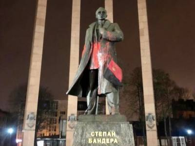 Во Львове суд вынес приговор студенту за осквернение памятника Бандере, против заказчика вандализма ведется расследование