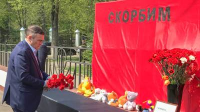 Вести. Глава Марий Эл возложил цветы в память о погибших в Казани