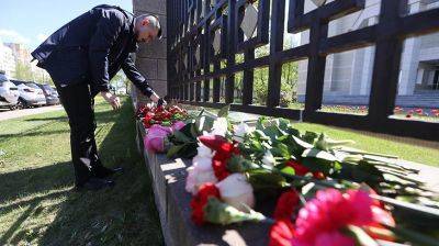 Белорусы несут цветы к посольству России в Минске