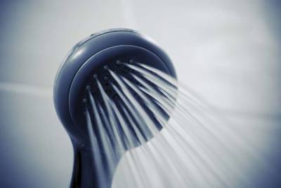 Медики рассказали, чем ежедневный душ опасен для здоровья