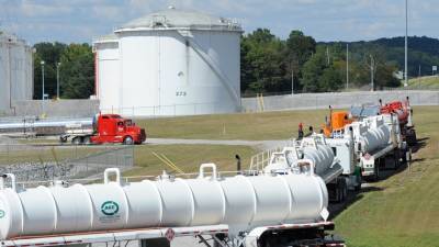 Власти США готовы временно смягчить правила перевозки топлива водным транспортом
