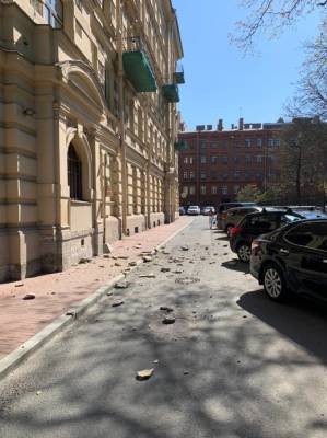 В Петербурге произошло третье за сутки обрушение фасада — фото