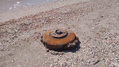 На пляже в курортной Кирилловке нашли мину: фото