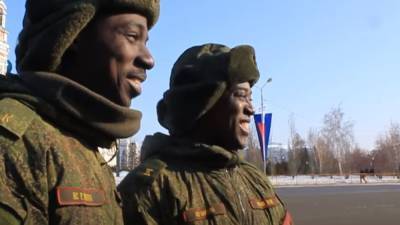 Россияне пристыдили американцев, смеявшихся над чернокожими курсантами на параде в Омске